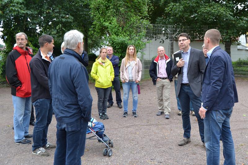 Oberb&uuml;rgermeister Thomas Hirsch und Ortsvorsteher Florian Maier beim gemeinsamen Rundgang mit B&uuml;rgerinnen und B&uuml;rgern durch Dammheim, der sich an die OB-Sprechstunde im Ortsvorsteherb&uuml;ro anschloss.