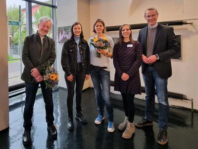 Bild vergr&ouml;&szlig;ern: Freuen sich &uuml;ber die gelungen Ausstellung: B&uuml;rgermeister Maximilian Ingenthron (v.r.n.l.), Lena Wirzberger, Sybille Slater, Isabel Schenfeld und Philipp Heintz. (Quelle: Stadt Landau)