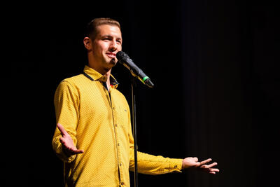 Bild vergr&ouml;&szlig;ern: Philip Seiler alias Phriedrich Chiller wird gemeinsam mit Jan M&ouml;ller sein neues Programm &raquo;Art aber Flair&laquo; in der Stadtbibliothek Landau performen.