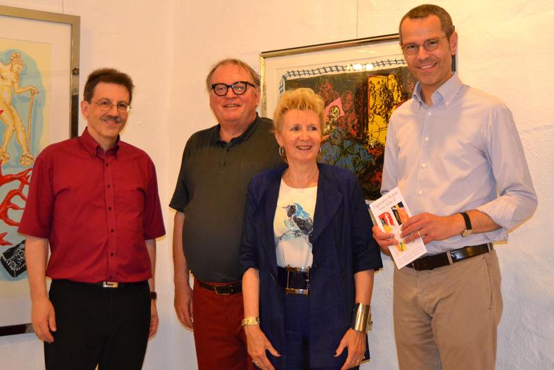 Gemeinsam bei der Vernissage zur Er&ouml;ffnung der Ausstellung &raquo;Figurative Kunst von A bis Z&laquo; in der Galerie Z: B&uuml;rgermeister und Kulturdezernent Dr. Maximilian Ingenthron (r.), Kulturstaatssekret&auml;r a. D, Walter Schumacher (2.v.l.), sowie das Galeristenduo Us