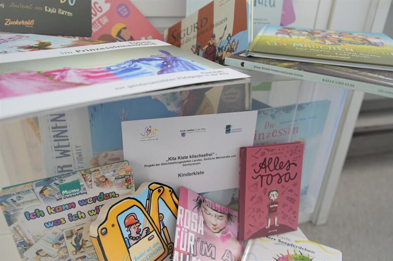 Kindertagesst&auml;tten k&ouml;nnen sich die &raquo;Kita-Kiste Klischeefrei&laquo; kostenlos f&uuml;r jeweils vier bis sechs Wochen ausleihen. 