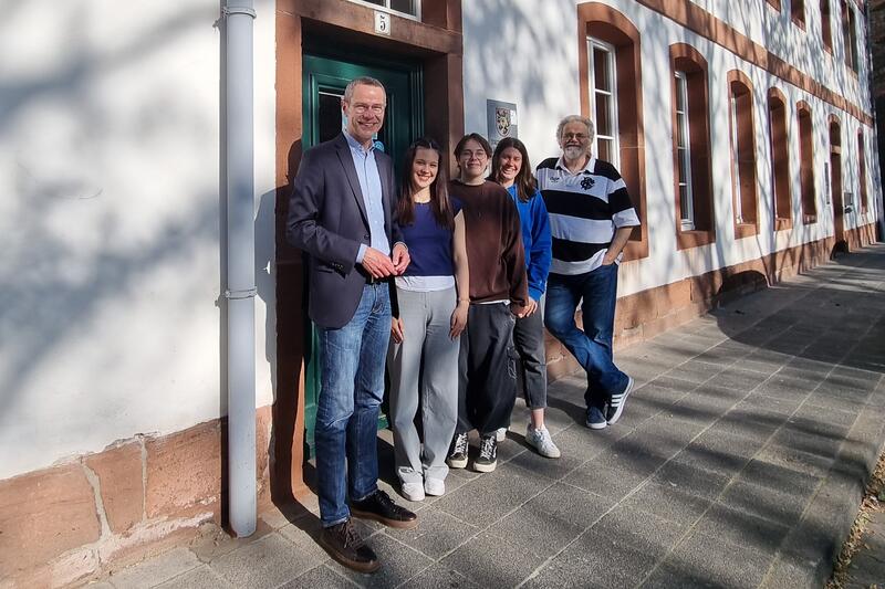 Freuen sich, dass das Team an der Spitze des Jugendbeirats wieder komplett ist (v.l.n.r.): B&uuml;rgermeister Dr. Maximilian Ingenthron, die gleichberechtigten Vorsitzenden des Gremiums Kimberly Mae Weinmann und Sette Reis, Vera Lie&szlig;feld von der st&auml;dtischen Ju