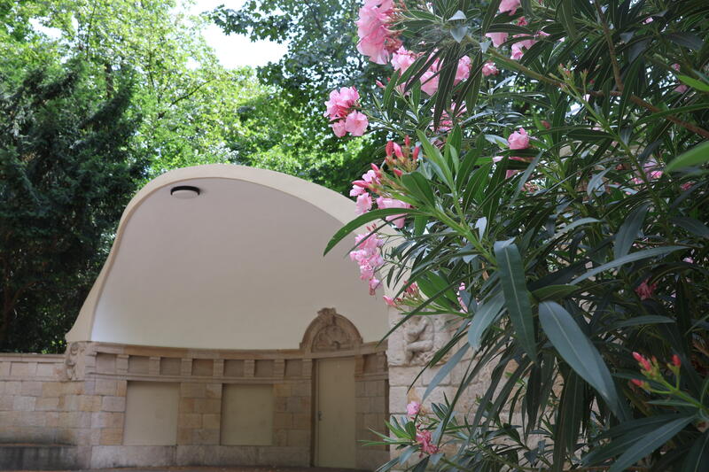 Noch leer, bald Schauplatz von f&uuml;nf Sonntagskonzerten: die Konzertmuschel im Landauer Goethepark. 
