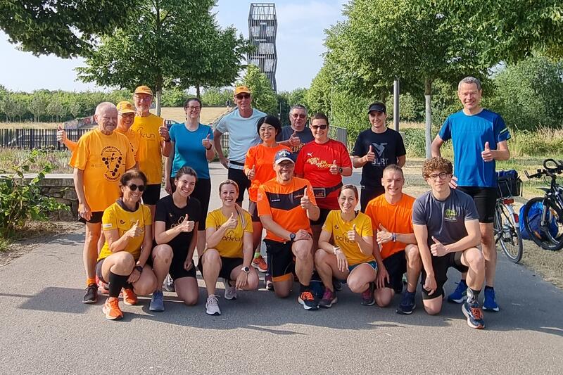 B&uuml;rgermeister Dr. Maximilian Ingenthron (rechts) gemeinsam mit dem Organisationsteam und einigen Laufbegeisterten nach dem Parkrun-Testlauf.