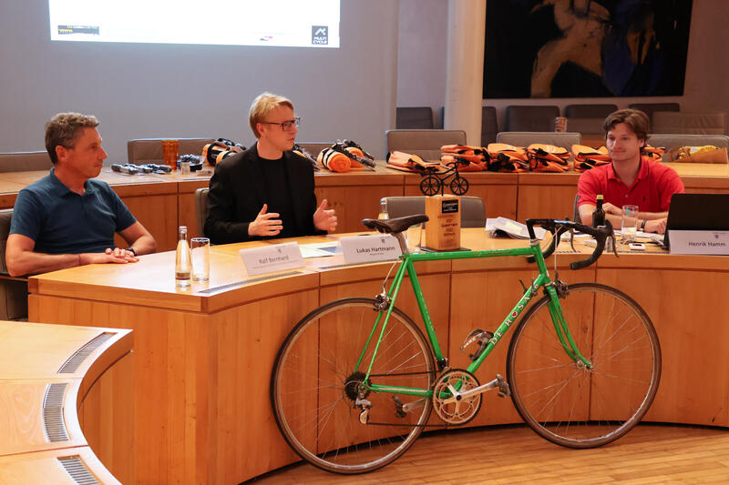 Freuen sich &uuml;ber ein gutes Landauer STADTRADELN 2023: Ralf Bernhard, Leiter der Abteilung Mobilit&auml;t und Verkehrsinfrastruktur beim st&auml;dtischen Bauamt, Verkehrsdezernent Lukas Hartmann und der f&uuml;rs STADTRADELN zust&auml;ndige Mitarbeiter Henrik Hamm.