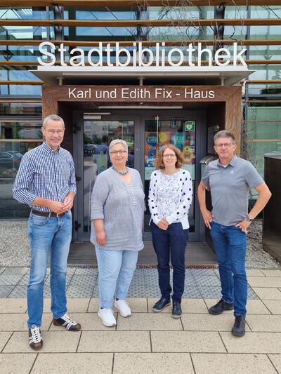 Bild vergr&ouml;&szlig;ern: B&uuml;rgermeister Dr. Maximilian Ingenthron (links) und Schulamtsleiter Ralf M&uuml;ller mit den Bibliotheksleiterinnen Sabine Sch&auml;fer (Mitte links) und Amelie L&ouml;hlein vor der Stadtbibliothek im Karl und Edith Fix-Haus.