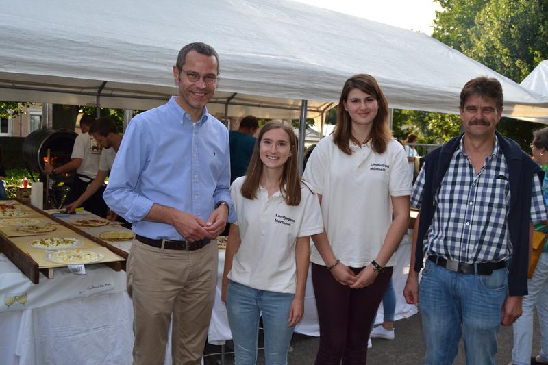 Gemeinsam bei der Er&ouml;ffnung des Flammkuchenfests der Landjugend M&ouml;rlheim: B&uuml;rgermeister Dr. Maximilian Ingenthron (l.),Ortsvorsteher Joachim Arbogast (r.) und die beiden Vorsitzenden der M&ouml;rlheimer Landjugend, Madeleine Haber (2.v.l.) und Ricarda Walter. 