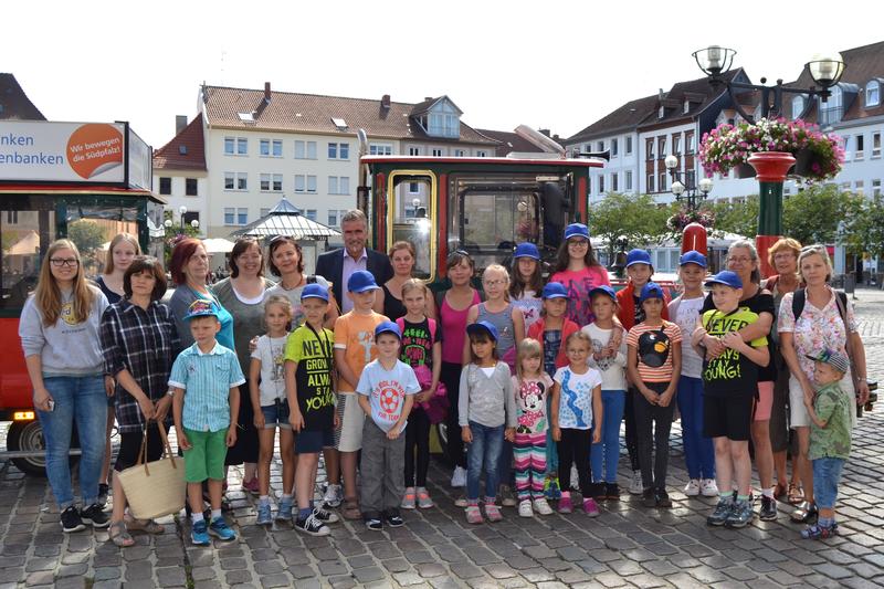 Zwischenstopp im Landauer Rathaus: Auf ihrem Weg mit dem Schoppenb&auml;hnel zur Rietburg hat die Gruppe aus Tschernobyl eine Pause auf dem Landauer Rathausplatz eingelegt und wurde dort von Beigeordnetem Rudi Klemm begr&uuml;&szlig;t.  