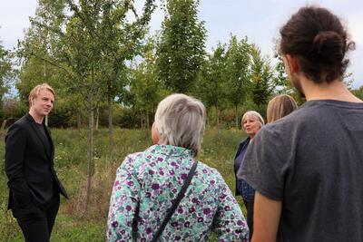 Bild vergr&ouml;&szlig;ern: Lukas Hartmann informierte sich vor Ort im Gemeinschaftsgarten Am Bockensatz &uuml;ber die verschiedenen Urban Gardening-Ans&auml;tze in Landau.