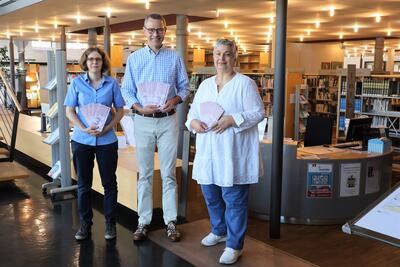 Bild vergr&ouml;&szlig;ern: Die Bibliotheksleiterinnen Amelie L&ouml;hlein (links) und Sabine Sch&auml;fer freuen sich gemeinsam mit B&uuml;rgermeister Maximilian Ingenthron auf die B&uuml;chereitage.