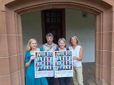 Bild vergr&ouml;&szlig;ern: Die Leiterin des Caritas-Zentrums Landau Elisabeth Traunm&uuml;ller, Pfarrer J&uuml;rgen Leonhard, die Sozialreferentin der Pfarrei Mari&auml; Himmelfahrt und T&uuml;r&ouml;ffner-Ansprechpartnerin Susanne Poerschke und die st&auml;dtische Ehrenamtsbeauftragte Angelika Kemmler (v.l.n.r.) freuen sich &uuml;ber den Projektstart.
