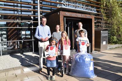 Bild vergr&ouml;&szlig;ern: B&uuml;rgermeister Dr. Maximilian Ingenthron, Lena Wirzberger vom Team der Stadtbibliothek und die Leiterin der Kinder- und Jugendbibliothek Magdalena Schlosser (hintere Reihe v.l.n.r.) gemeinsam mit den beiden Gewinnerinnen und dem Gewinner der Lesesommer-Hauptpreise.