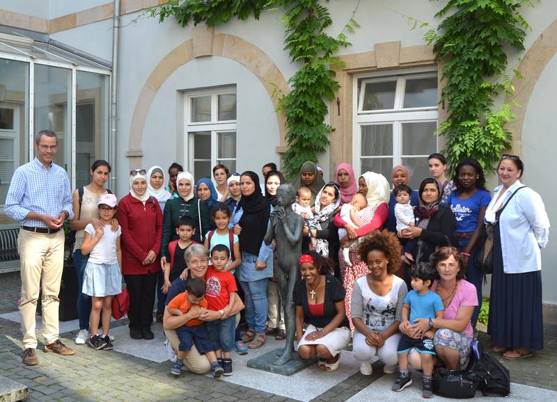 Gemeinsam mit der Leiterin der Volkshochschule, Sigrid Gensheimer, sowie den ehrenamtlichen Lernhelferinnen und Kinderbetreuerinnen haben die Teilnehmerinnen des Sprachkurses &raquo;Einstieg Deutsch&laquo; der VHS jetzt das Landauer Rathaus besucht und wurden von B&uuml;r