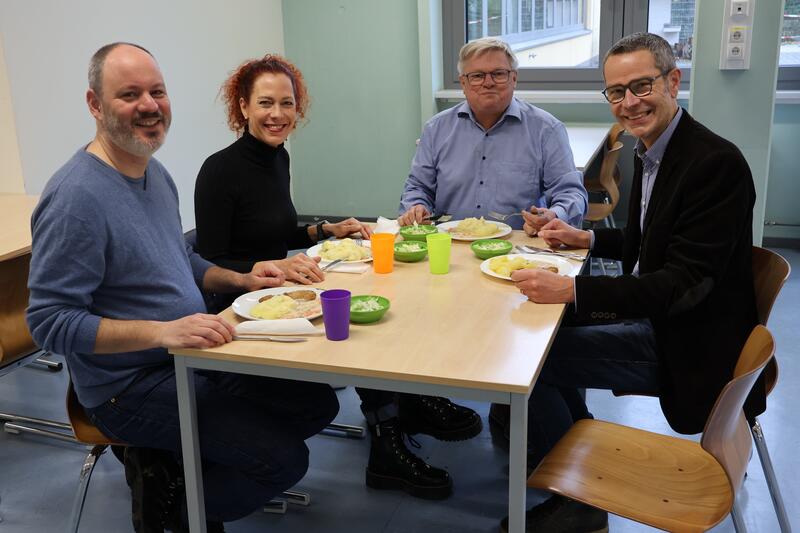 Gemeinsam mit Lars Scherer als Vertreter der Elternschaft im Schultr&auml;gerausschuss, der Schulelternbeiratsvorsitzenden Miriam Lenz und IGS-Schulleiter Ralf Haug hat sich B&uuml;rgermeister Dr. Maximilian Ingenthron (v.l.n.r) von der Qualit&auml;t des Schulessens &uuml;be