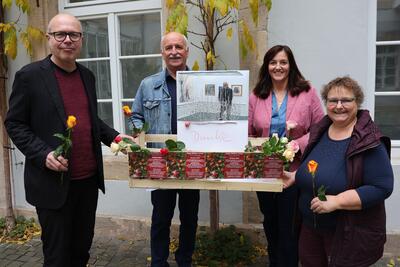 Bild vergr&ouml;&szlig;ern: Oberb&uuml;rgermeister Dominik Gei&szlig;ler, K&uuml;nstler Martin Lorenz, Stadtjubil&auml;umskoordinatorin Katja Doll und Stadtbibliotheksmitarbeiterin Bettina Drexler (v.l.n.r.) freuen sich auf viele Rosenspenden.