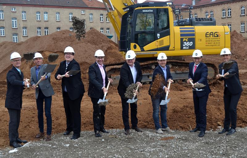 N&auml;chster Meilenstein im &raquo;Jahr der Spatenstiche&laquo;: Gemeinsam mit den Investoren und Architekten sowie Mitarbeitern der Stadtverwaltung nahm Oberb&uuml;rgermeister Thomas Hirsch jetzt den symbolischen ersten Spatenstich auf dem Baufeld 10 im &raquo;Wohnpark Am Ebenberg