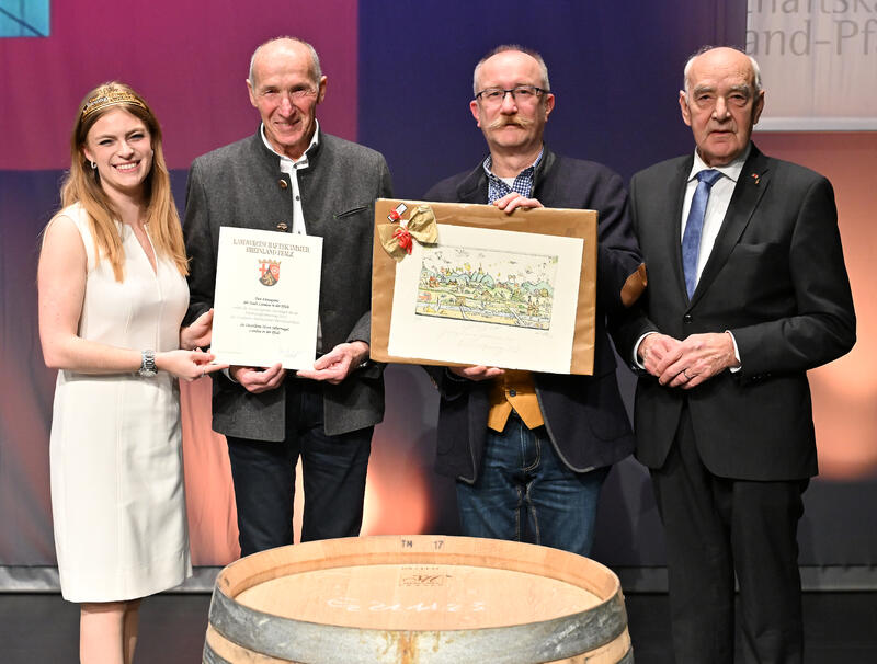 Beigeordneter Jochen Silbernagel (2. v. r.) &uuml;berreichte gemeinsam mit Weink&ouml;nigin Charlotte Weihl und Kammerpr&auml;sident &Ouml;konomierat Norbert Schindler (rechts) den Ehrenpreis der Stadt Landau an Horst Silbernagel aus M&ouml;rzheim.