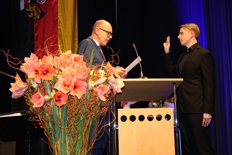 Oberb&uuml;rgermeister Dominik Gei&szlig;ler (links) vereidigte Lukas Hartmann als neuen B&uuml;rgermeister der Stadt Landau. 