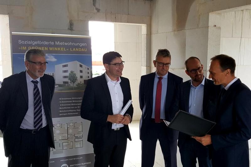 F&ouml;rderbescheid&uuml;bergabe an die MR Wohnbau Landau GmbH