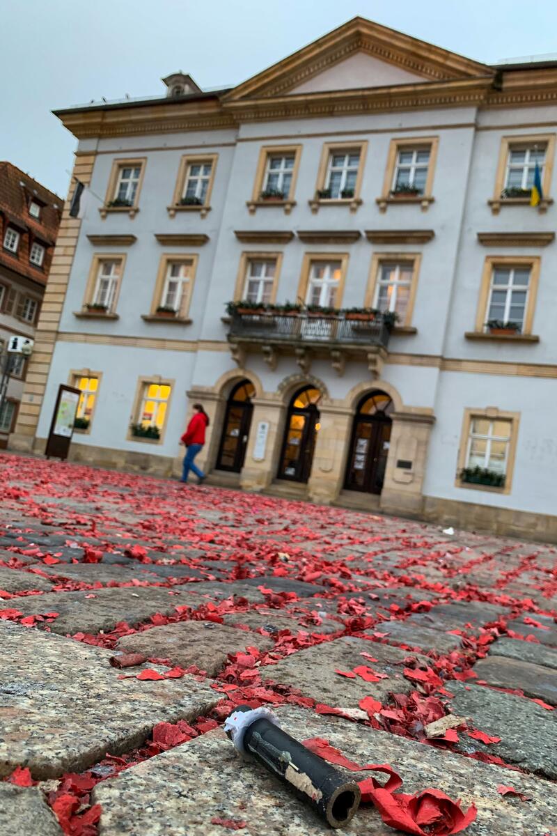 Die Reste vom Feste: So sah der Landauer Rathausplatz nach der Silvesternacht 2022/2023 aus. 