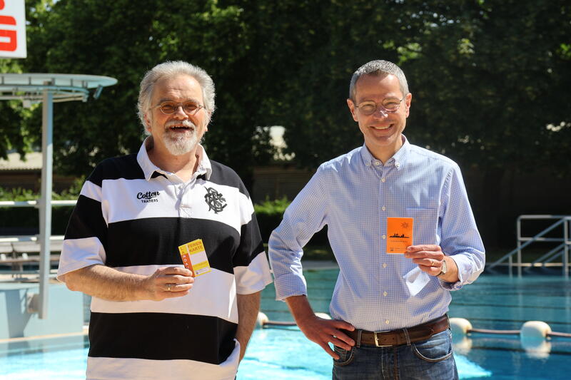 Ein Projekt, das Dr. Maximilian Ingenthron (r.) als Sozialdezernent ganz besonders am Herzen lag: der LandauPass.