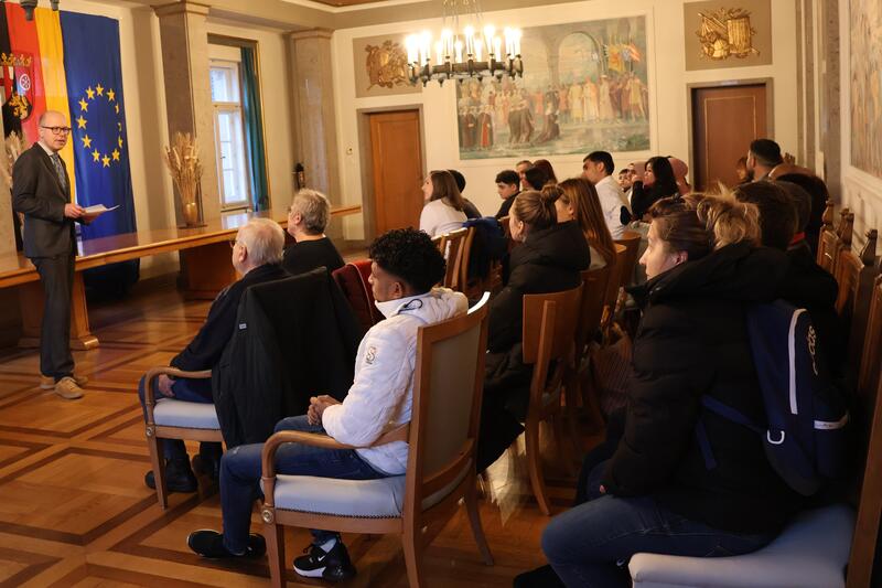 F&uuml;nf Frauen, elf M&auml;nner und sieben Kinder bzw. Jugendliche wurden jetzt im Landauer Rathaus von Oberb&uuml;rgermeister Dominik Gei&szlig;ler eingeb&uuml;rgert. 
