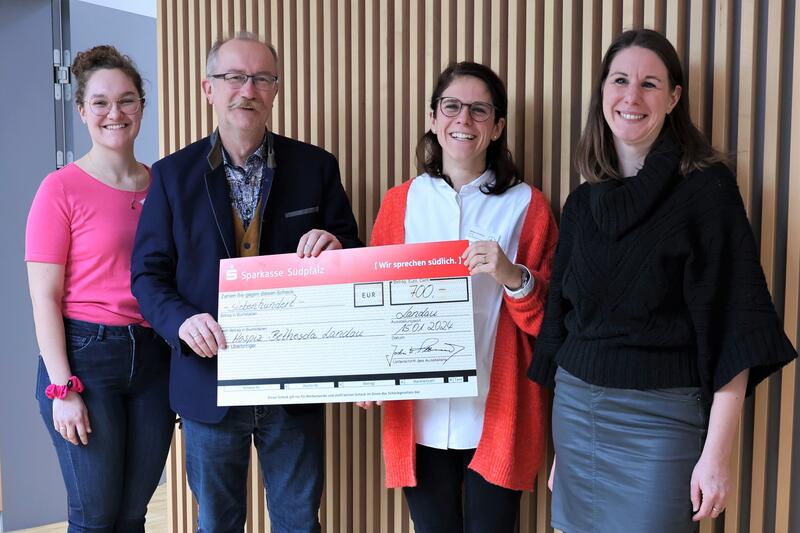700 Euro f&uuml;r den F&ouml;rderverein &raquo;Ein Hospiz f&uuml;r LD-S&Uuml;W&laquo;: Beigeordneter Jochen Silbernagel und Tourismuschefin Nina Ziegler (rechts) &uuml;berreichen den Spendenscheck mit dem Erl&ouml;s des Weihnachtsbaumverkaufs an Hospizleiterin Nieske Schilling (Mitte) und FSJ-Kra