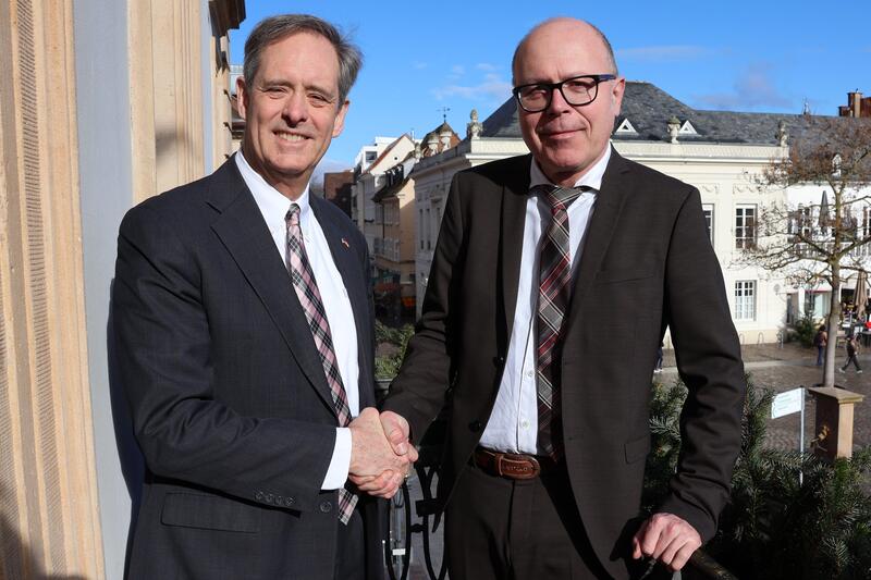 Generalkonsul Norman Thatcher Scharpf (l.) bei seiner Stippvisite im Landauer Rathaus bei Oberb&uuml;rgermeister Dominik Gei&szlig;ler. 