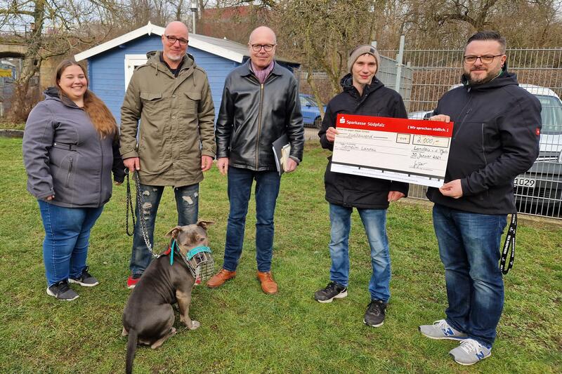 Schatzmeisterin Silja Will, 1. Vorsitzender Adrian Eichner, Hund Pablo, Oberb&uuml;rgermeister Dominik Gei&szlig;ler, 2. Vorsitzender Michael Koch und Mitarbeiter Daniel Engel aus dem OB-B&uuml;ro (v.l.n.r.) beim Vor-Ort-Termin im Landauer Tierheim.