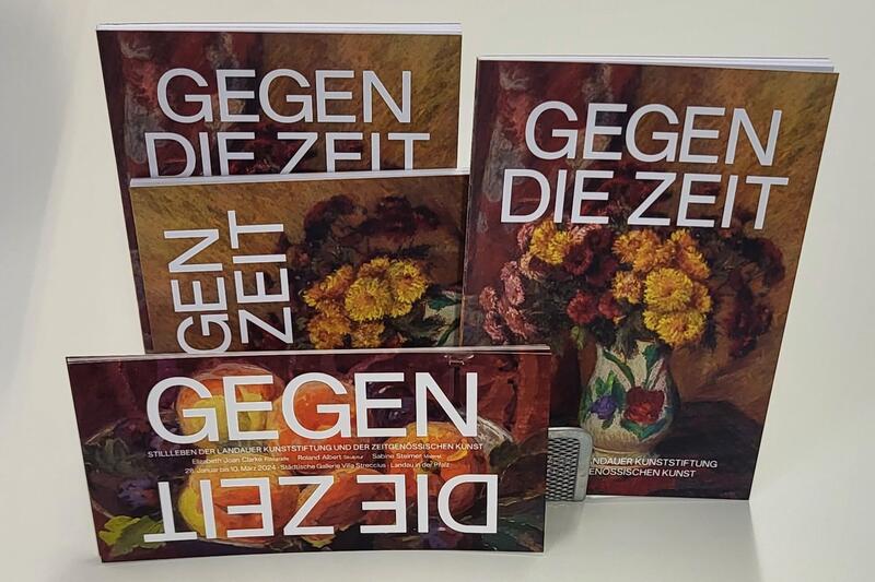 Die Begleitbrosch&uuml;re zur Ausstellung &raquo;Gegen die Zeit...&laquo; ist im Kulturb&uuml;ro und in der St&auml;dtischen Galerie Villa Streccius erh&auml;ltlich.