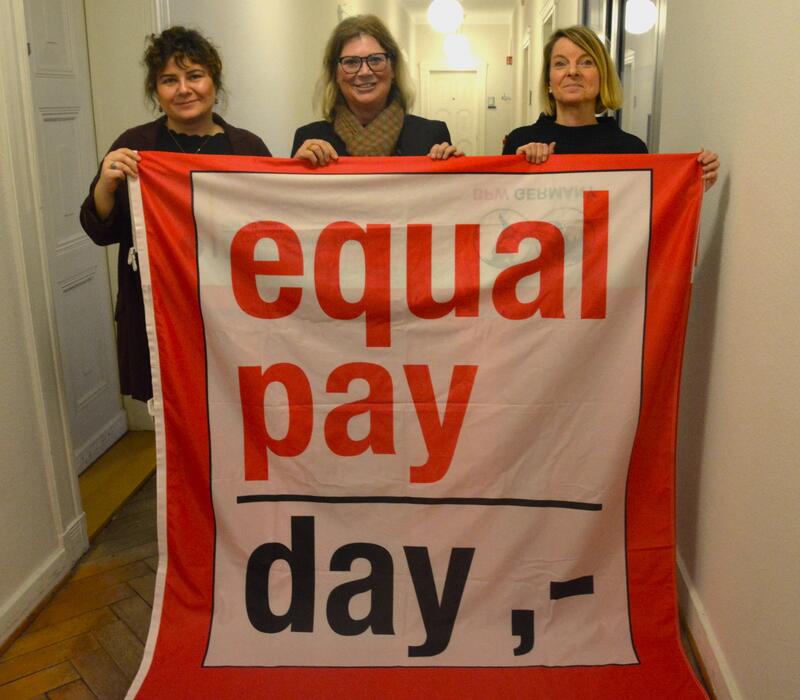 Die Gleichstellungsbeauftragten (v.li.) Lisa-Marie Trog (GER), Evi Julier (LD) und Isabelle St&auml;hle (S&Uuml;W) weisen auf den Equal-Pay-Day hin.