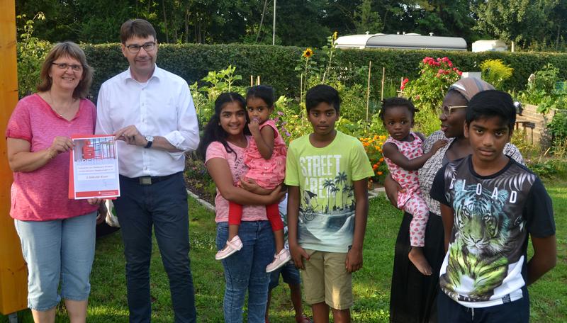Im Rahmen des monatlichen Gartentreffs im Interkulturellen Garten auf dem fr&uuml;heren Landesgartenschaugel&auml;nde &uuml;bergab Oberb&uuml;rgermeister Thomas Hirsch eine Sparkassenspende an die Vorsitzende der Initiative zur F&ouml;rderung deutsch-ausl&auml;ndischer Begegnungen, Pe