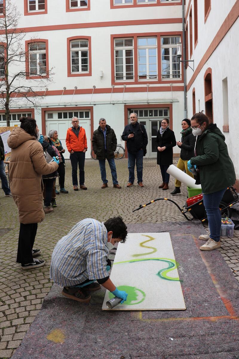 Beigeordnete Lena D&uuml;rphold (3.v.r.), Stadtjugendpfleger Arno Sch&ouml;nh&ouml;fer (4.v.r.) und das Team der Gartenwerkstatt er&ouml;ffneten die Ausstellung auf dem Thomas-Nast-Platz gemeinsam mit Partnerinnen und Partnern des Projekts sowie Teilnehmerinnen und Teilnehme