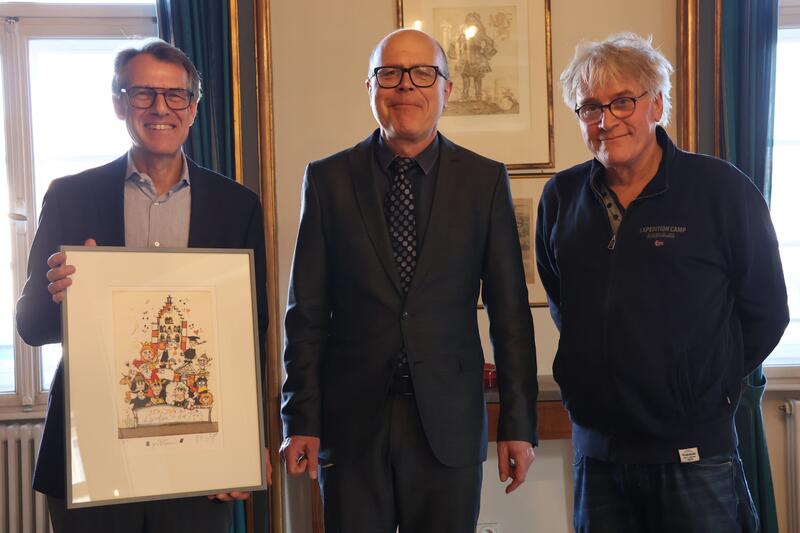 Oberb&uuml;rgermeister Dr. Dominik Gei&szlig;ler (Mitte), Lions Club-Pr&auml;sident Dr. Stefan Wissel (links) und K&uuml;nstler Xaver Mayer bei der &Uuml;bergabe der Geburtstagsgrafik. 