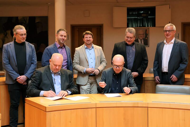 Vorne (l. nach r.): Thorsten Weimann (Vulcan Energie), Dr. Dominik Gei&szlig;ler (Oberb&uuml;rgermeister Stadt Landau) Hinten (l. nach r.): J&ouml;rg Zeilinger (Vulcan Energie), Thomas Kienzler (Ortsb&uuml;rgermeister Rohrbach), Sven Koch (Ortsb&uuml;rgermeister Herxheim), Martin 