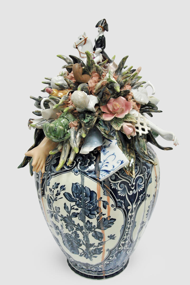 In Beate H&ouml;ings keramischen Installationen werden aus Scherben zerbrochener Keramik und eigenen plastischen Arbeiten raumgreifende Installationen. Hier &raquo;Pale Rider, glazed ceramic, found objects of porcelain, 51 x 33 x 31 cm, 2023&laquo;. 