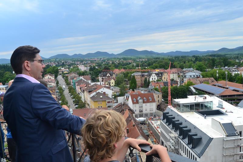 Landau von oben: Auch der Aufstieg auf den Turm der Stiftskirche war Teil des Angebots &raquo;Politik Hautnah&laquo;. 
