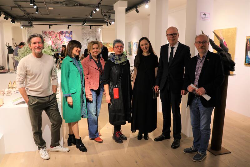 Matthias G&ouml;hr, Dr. Dinara Daniel, Luana Kroner-Stasek, Olga David, Liliana Copardo, Oberb&uuml;rgermeister Dominik Gei&szlig;ler und Beigeordneter Jochen Silbernagel (v.l.n.r.) bei der Er&ouml;ffnung. 