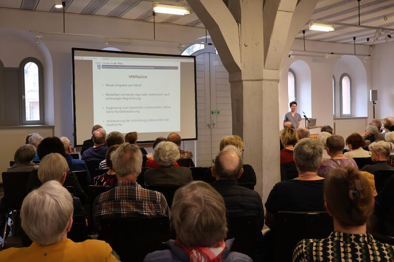 Rund 100 &auml;ltere Landauerinnen und Landauer informierten sich im Alten Kaufhaus &uuml;ber das aktuelle &Ouml;PNV-Angebot in Landau - insbesondere &uuml;ber die VRNflexline. 