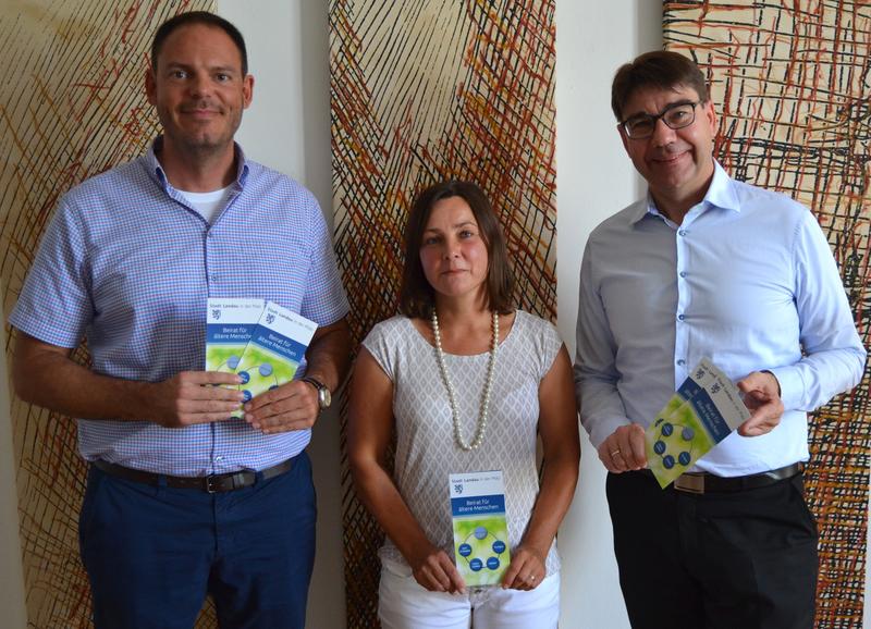 Oberb&uuml;rgermeister Thomas Hirsch (r.), Sozialamtsleiter Jan-Marco Scherer und die st&auml;dtische Seniorenbeauftragte Ulrike Sprengling rufen Landauer Seniorinnen und Senioren zur Kandidatur f&uuml;r den Beirat f&uuml;r &auml;ltere Menschen auf,  der Anfang November gew&auml;hlt w