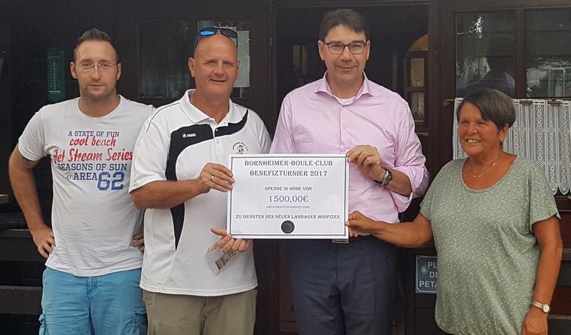 Aus den H&auml;nden des Vorsitzenden des Bornheimer Boule Clubs, Thomas Hussong (2.v.l.), nahm Oberb&uuml;rgermeister Thomas Hirsch (3.v.l.) die Spende in H&ouml;he von 1.500 Euro entgegen. Der Verein, hier au&szlig;erdem vertreten durch Sportwart Martin Held (l.) und Kassenw