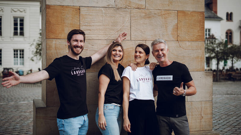 Ein Team der Stadtverwaltung pr&auml;sentiert die Fan-Edition auf dem Rathausplatz - v.l.n.r. Yannick Herfurth, Jasmin Seither, Laura Schumacher und Martin Messemer 