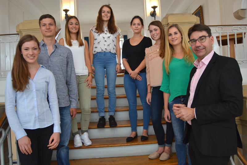 Willkommen an Bord: Oberb&uuml;rgermeister Thomas Hirsch begr&uuml;&szlig;te sieben Azubis, die Anfang August ihre Ausbildung bei der Stadtverwaltung Landau begonnen haben. 