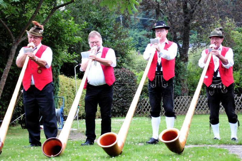 Die Landauer Alphornbl&auml;ser begleiten gemeinsam mit den Rietburgs&auml;ngern die letzten Musikalischen Goetheparkplaudereien im Jahr 2017. 