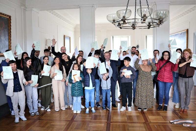 Freude im Landauer Rathaus: Kinder, Jugendliche, Frauen und M&auml;nner wurden von Oberb&uuml;rgermeister Dominik Gei&szlig;ler eingeb&uuml;rgert.