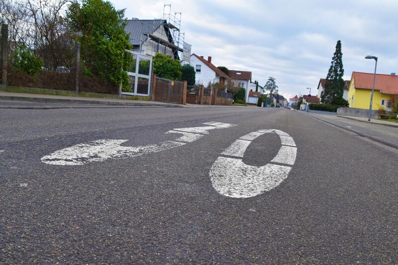 In der Landauer Schneiderstra&szlig;e gilt seit Februar ein Einfahrtsverbot mit einer &raquo;Anliegende frei&laquo;-Regelung. 
