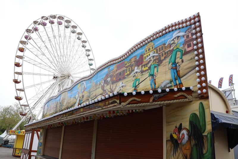 Auf dem Alten Me&szlig;platz in Landau hat der Aufbau f&uuml;r den Maimarkt begonnen.