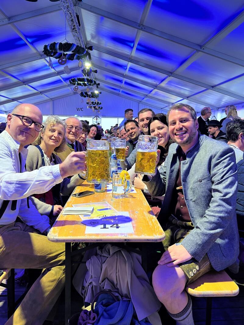 Oberb&uuml;rgermeister Dominik Gei&szlig;ler (vorne links) mit Ehefrau Lucile Thoyer (zweite von links) und B&uuml;rgermeister Matthias Kohlmayer (vorne rechts) von der Partnerstadt Landau an der Isar beim Bier- und Partnerschaftsfest. 