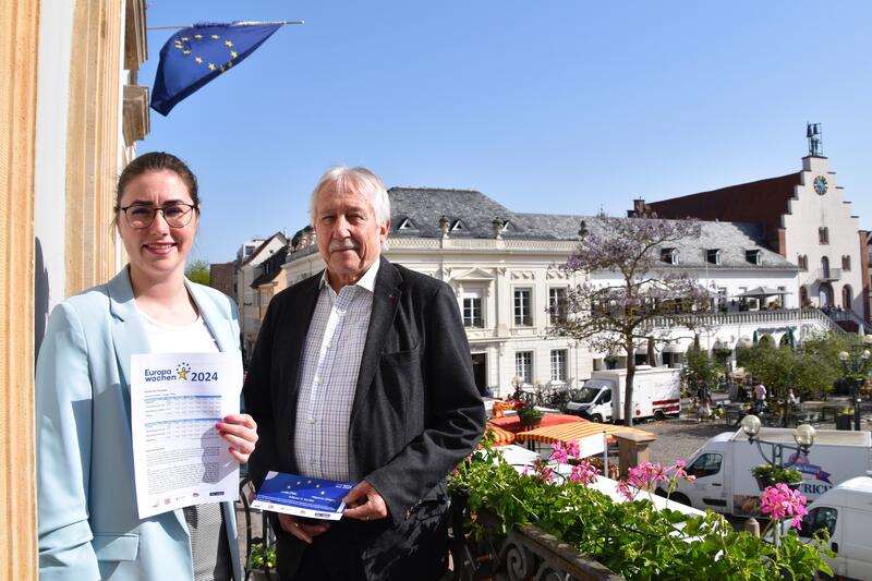 Beigeordnete Lena D&uuml;rphold und Werner Schreiner, Beauftragter der rheinland‐pf&auml;lzischen Ministerpr&auml;sidentin f&uuml;r Grenz&uuml;berschreitende Zusammenarbeit, freuen sich auf die kommende Europawoche. 