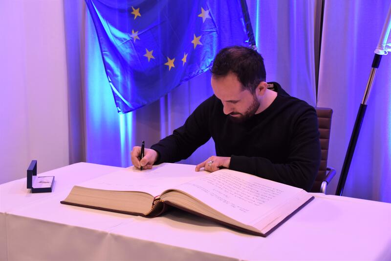 Vor seinem Konzert in der Landauer Jugendstil-Festhalle trug sich Pianist Igor Levit in das Goldene Buch der Stadt ein. 